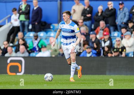 LONDON, GROSSBRITANNIEN. MÄR 20. Jimmy Dunne von QPR auf dem Ball das Sky Bet Championship-Spiel zwischen den Queens Park Rangers und Peterborough im Kiyan Prince Foundation Stadium., London am Sonntag, 20.. März 2022. (Kredit: Ian Randall | MI News) Kredit: MI News & Sport /Alamy Live News Stockfoto