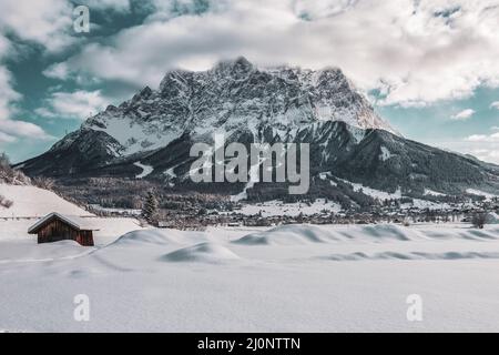 Panoramablick auf die Zugspitze und Ehrwald im Winter. Stockfoto