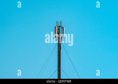 Telekommunikationsturm von 4G und 5G Mobilfunk. Funknetztelekommunikationsgeräte mit Funkmodulen und intelligenten Antennen, die auf einem Metall montiert sind. Stockfoto