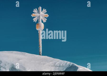 Das Gipfelkreuz auf dem Ostgipfel der Zugspitze Stockfoto