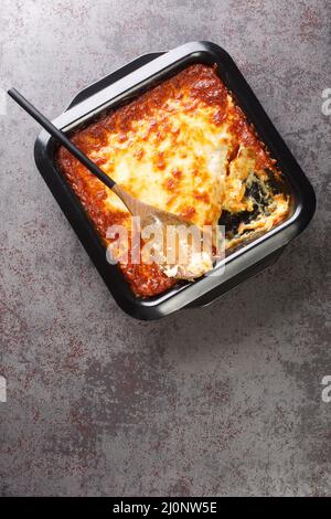 Bacalhau espiritual ist ein portugiesischer Auflauf, der mit Kabeljau, Karotte, Brot, Bechamel-Sauce zubereitet und in der Backform mit Käse in der Nähe gekrönt wird Stockfoto