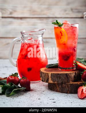 Frische Erdbeerlimonade in Krug und Glas Stockfoto