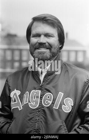 Glen Campbell in London. 19.. April 1984 Sehen Sie einen weiteren Rahmen in diesem Set, der Glen, seine Frau Kim und seinen Sohn Cal zeigt. Campbell heiratete 1982 Kimberly 'Kim' Woolen. Das Paar traf sich an einem blinden Date im Jahr 1981, als Woolen eine Radio City Music Hall 'Rockette' war. Zusammen haben sie drei Kinder: CAL, Shannon und Ashley. Alle drei sind seit 2010 als Teil seiner Touring-Band auf der Bühne zu Campbell gekommen. Zu Campbells Hits gehören seine Aufnahmen von John Hartfords „Gentle On My Mind“; Jimmy Webbs „By The Time I Get To Phoenix“, „Wichita Lineman“ und „Galveston“; Larry Weiss's „Rhinestone Cowboy“; A Stockfoto