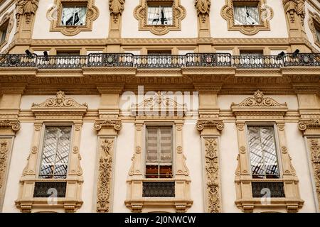 Fassade mit Stuckverzierungen und kleinen Balkonen der Galerie Victor Emmanuel. Mailand, Italien Stockfoto