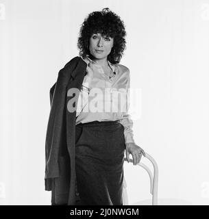 Jill Gascoine, Schauspielerin und Star der Fernsehdetektivserie The Gentle Touch und C.A.T.S Eyes, in diesem Studiodreh aus dem Jahr 1984 aufgenommen am 14.. Oktober 1984 Stockfoto