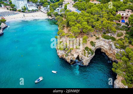 Panorama-Drohnenaufnahme der Bucht von Cala SantanyÃ­, Mallorca, Spanien. Stockfoto