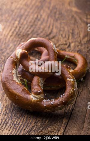 Zwei bayerische Brezeln auf Holz Stockfoto