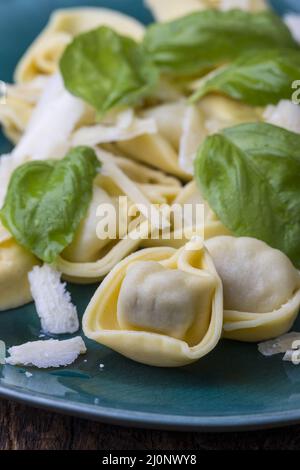 Tortellini Pasta mit Parmesan auf dem Teller Stockfoto