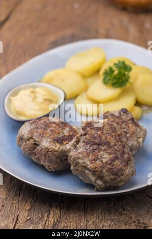 Bayerische Fleischbällchen mit Kartoffelsalat Stockfoto