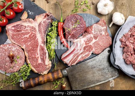 Draufsicht Fleisch mit Knoblauchkräutern. Hohe Qualität und Auflösung schönes Fotokonzept Stockfoto