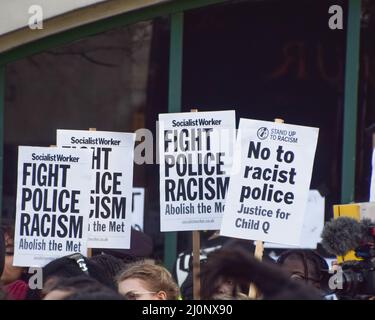 London, Großbritannien. 18.. März 2022. Demonstranten versammelten sich vor der Stoke Newington Polizeiwache, um gegen die Polizei in Schulen zu protestieren, nachdem herauskam, dass ein 15-jähriges schwarzes Mädchen von der Polizei an einer Hackney-Schule, die vermutlich rassistisch motiviert war, durchsucht wurde. Stockfoto