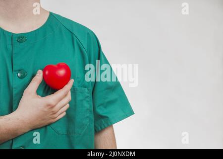 Krankenschwester zeigt Kunststoff Herz . Hohe Qualität und Auflösung schönes Fotokonzept Stockfoto