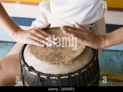 Junge Person, die Yuker Drum spielt (1). Hohe Qualität und Auflösung schönes Fotokonzept Stockfoto