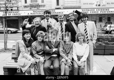 Eine Gruppe von Top-Schauspielern und Schauspielerinnen hat sich zusammen mit Ray Cooney am Shaftesbury Theatre zum Theatre of Comedy zusammengeschlossen. Heute gingen sie zum Theater, um es der Presse zu erzählen. Im Bild links nach rechts hinten: Leslie Phillips, John Alderton, Richard Briers, Derek Nimmo, Tom Conti. Front Row: Pauline Collins, Julia McKenzie, Tom Courtenay, Maureen Lipman und Liza Goddard. 8. Mai 1983. Stockfoto