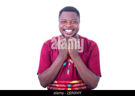 Porträt eines hübschen jungen Mannes, der seinen Bart berührt und die Kamera anlächelt. Stockfoto