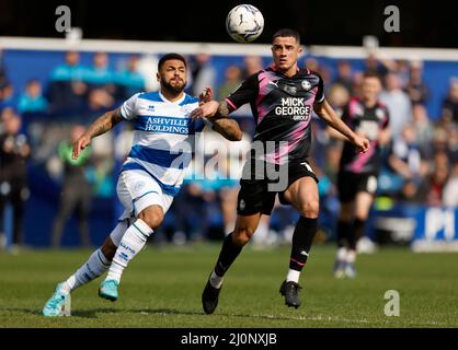 Andre Gray von Queens Park Rangers kämpft mit Oliver Norburn von Peterborough United während des Sky Bet Championship-Spiels im Kiyan Prince Foundation Stadium, London. Bilddatum: Sonntag, 20. März 2022. Stockfoto