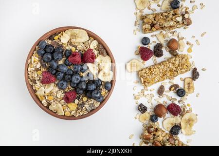 Frühstücksriegel mit Cerealien und Obstschale von oben. Hohe Qualität und Auflösung schönes Fotokonzept Stockfoto