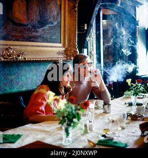 Vintage Netherlands 1970s, Paar mittleren Alters beim Mittagessen im Luxusrestaurant, Mann raucht Zigarre, Marken, Nordholland, Europa, Stockfoto