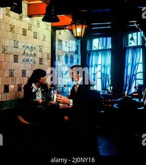 Vintage Amsterdam 1970s, Paar Touristen mittleren Alters Abendessen in D'Vijff Vlieghen, fünf Fliegen Luxus-Restaurant, Holland, Niederlande, Europa, Stockfoto