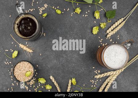 Rundrahmen von oben mit Bier. Hohe Qualität und Auflösung schönes Fotokonzept Stockfoto