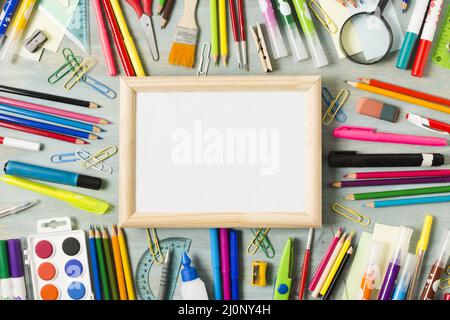 Bürotisch Schreibtisch mit Zubehör Anordnung. Hohe Qualität und Auflösung schönes Fotokonzept Stockfoto