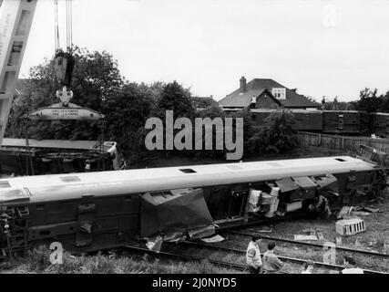 Der Absturz des Schlafzuges von Aberdeen nach London, der auf der Notorius Morpeth-Kurve, nur eine halbe Meile vom Bahnhof entfernt, von der Strecke abstürzte. Der Absturz ereignete sich um 10 Minuten nach Mitternacht am 24.. Juni 1984, Als Ein Kran die Schienen räumte Stockfoto