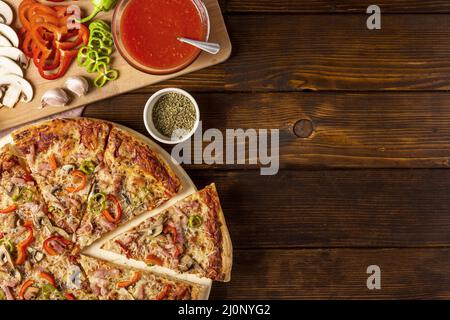 Pizza von oben mit Tomatensoße mit rotem Pfeffer und Platz zum Kopieren. Hohe Qualität und Auflösung schönes Fotokonzept Stockfoto