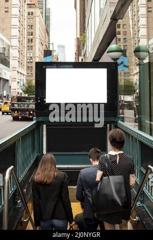 Anschlagtafel mit U-Bahn-Eingang. Hohe Qualität und Auflösung schönes Fotokonzept Stockfoto