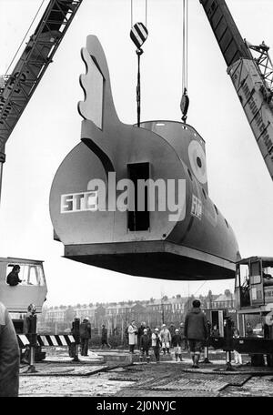 The Yellow Submarine in Liverpool, eine große Modelldarstellung des U-Bootes aus dem Animationsfilm Yellow Submarine, inspiriert vom gleichnamigen Lied auf dem Beatles-Album Revolver. Es wurde von einer Gruppe von etwa 80 Auszubildenden von Cammell Laird's Werft für die Ausstellung auf dem International Garden Festival in Liverpool im Jahr 1984 gebaut. Bild zeigt: Das U-Boot kurz vor dem Transport zum Messegelände nach dem Bau der Cammell Laird Werft in Birkenhead. 29.. Februar 1984. Stockfoto