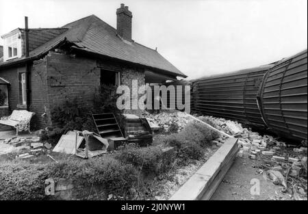 Der Absturz des Schlafzuges von Aberdeen nach London, der auf der Notorius Morpeth-Kurve, nur eine halbe Meile vom Bahnhof entfernt, von der Strecke abstürzte. Der Absturz ereignete sich um 10 Minuten nach Mitternacht am 24.. Juni 1984 das Wrackgeck des Hauses von Frank und Evelyn Dixon Stockfoto