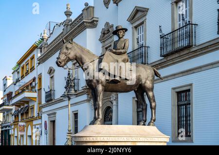 Reiterstandbild der Augusta Senora Condesa de Barcelona an der Stierkampfarena in Sevilla, Andalusien, Spanien | Reiterstatue der Augusta Senor Stockfoto