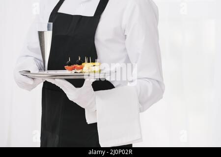 Diener Uniform halten Tablett. Hohe Qualität und Auflösung schönes Foto-Konzept Stockfoto