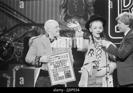 Boy George, von der Popgruppe Culture Club, erhält den Daily Mirror Readers Award von DJ Kid Jensen, die Veranstaltung ist die British Rock and Pop Awards, die im Lyceum Ballroom in London stattfinden, Bild aufgenommen am 8.. Februar 1983 Stockfoto