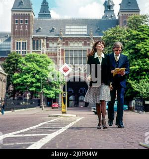 Vintage Amsterdam 1970s, stilvolles Paar von Touristen mittleren Alters, die vor dem Rijksmuseum bummeln, Holland, Niederlande, Europa, Stockfoto