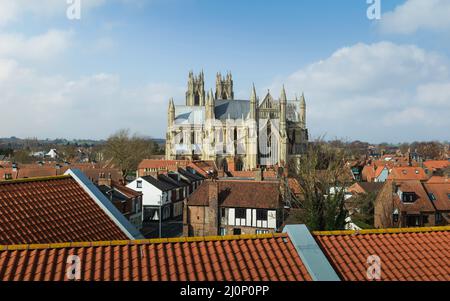 Erhöhter Blick über die Dächer der alten Klosterkirche, unter hellblauem Himmel mit Wolken im Frühling in Beverley, Yorkshire, Großbritannien. Stockfoto