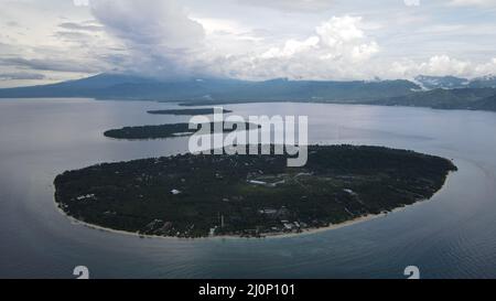 (220320) -- LOMBOK-INSEL, 20. März 2022 (Xinhua) -- Luftfoto vom 18. März 2022, zeigt Gili Trawangan, Gili Meno und Gili Air (von vorne nach hinten) von Lombok-Insel in Indonesien. Die Insel Lombok gehört zur Provinz West Nusa Tenggara in Indonesien. Durch die Lombok-Straße im Westen von der Insel Bali getrennt, machen die klaren Strände, das gepflegte Ackerland, die in tropischen Regenwäldern versteckten Wasserfälle und andere einzigartige Landschaften die Insel zu einem idealen Touristenziel. (Xinhua/Xu Qin) Stockfoto