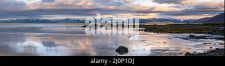 Sunrise Stokksnes Cape Sea Beach, Island. Atemberaubende Naturkulisse, beliebtes Reiseziel. Stockfoto