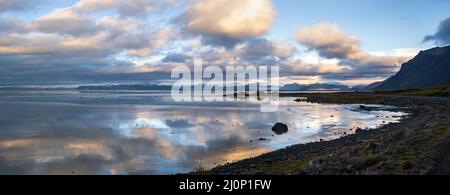 Sunrise Stokksnes Cape Sea Beach, Island. Atemberaubende Naturkulisse, beliebtes Reiseziel. Stockfoto