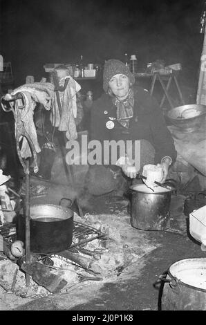 Mary Millington, eine der Protestierenden des gemeinsamen Frauenfriedenslagers von Greenham, hat hier beim Vorbereiten des Abendessens gesehen. Die Frauen protestieren gegen die Entscheidung der Regierung, 96 Marschflugkörper dort stationieren zu lassen. 1.. Januar 1983 Stockfoto