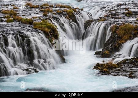 Malerischer Wasserfall Bruarfoss Herbstansicht. Die Jahreszeit ändert sich im südlichen Hochland Islands. Stockfoto