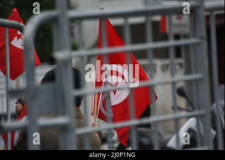 Tunis, Tunesien. 20. März 2022. Tunis, Tunesien. 20. März 2022. Am 66.. Jahrestag der Unabhängigkeit Tunesiens von Frankreich findet eine massive Kundgebung entlang der Straße Beb Saadoun zum Bardo-Platz in Tunis statt. Die Demonstranten forderten ein Ende des von ihnen so genannten „Putsches“ von Präsident Kais Saied, der aktuellen politischen Sackgasse sowie der Wirtschaftskrise, die das Land erschüttert. Die Tunesier bestritten auch die jüngste nationale elektronische Konsultation zur Neufassung der Verfassung und forderten gleichzeitig die Unabhängigkeit der Justiz. Kredit: ZUMA Press, Inc./Alamy Live Nachrichten Stockfoto