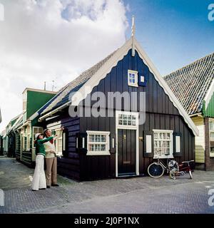 Vintage Netherlands 1970s, stilvolles Paar Touristen mittleren Alters, die Marken Village, Waterland, Nordholland, Niederlande, Europa, Stockfoto