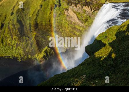 Malerisch voller Wasser großer Wasserfall Skogafoss Herbstansicht, Südwesten Islands. Stockfoto