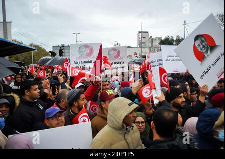 Tunis, Tunesien. 20. März 2022. Tunis, Tunesien. 20. März 2022. Am 66.. Jahrestag der Unabhängigkeit Tunesiens von Frankreich findet eine massive Kundgebung entlang der Straße Beb Saadoun zum Bardo-Platz in Tunis statt. Die Demonstranten forderten ein Ende des von ihnen so genannten „Putsches“ von Präsident Kais Saied, der aktuellen politischen Sackgasse sowie der Wirtschaftskrise, die das Land erschüttert. Die Tunesier bestritten auch die jüngste nationale elektronische Konsultation zur Neufassung der Verfassung und forderten gleichzeitig die Unabhängigkeit der Justiz. Kredit: ZUMA Press, Inc./Alamy Live Nachrichten Stockfoto