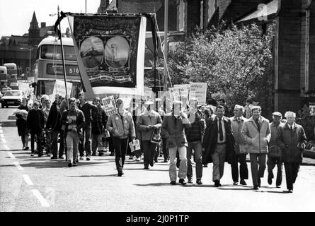 Die National Miners schlagen 1984 Bergarbeiter und ihre Familien aus der Kolonie Westoe marschieren zum Rathaus in South Shields 10. März 1984 Stockfoto