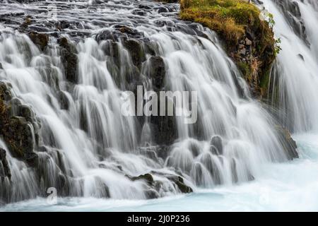 Malerischer Wasserfall Bruarfoss Herbstansicht. Die Jahreszeit ändert sich im südlichen Hochland Islands. Stockfoto