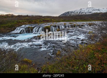 Malerischer Wasserfall Bruarfoss Herbstansicht. Die Jahreszeit ändert sich im südlichen Hochland Islands. Stockfoto