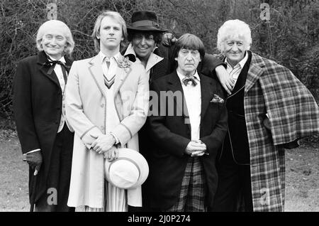 Fotoserie für die 90-minütige Spezialserie „Doctor Who“ mit dem Titel „The Five Doctors“, die 20 Jahre Sci Fi-Serie feiert, 17.. März 1983. Peter Davidson - der derzeitige Arzt wird von seinen Vorgängern Patrick Troughton, dem Arzt aus dem Jahr 2., begleitet - Jon Pertwee, der Arzt aus dem Jahr 3. & Tom Baker, der Arzt aus dem Jahr 4., wird in Vintage-Aufnahmen zu sehen sein, wobei die Rolle des ersten Arztes von Richard Hurndall gespielt wird (Für den verstorbenen William Hartnell) Schauspieler Tom Baker nahm nicht an der Fotozelle Teil und wurde durch sein Wachsfigurenkabinett von Madame Tussauds ersetzt. Stockfoto