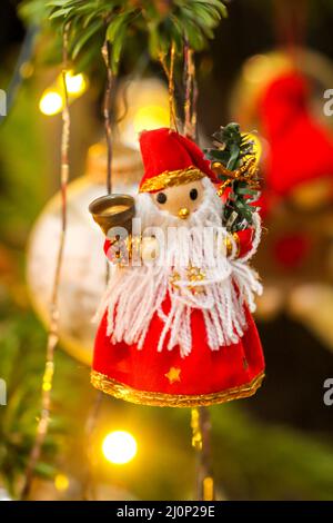 Ein festlich geschmückter Weihnachtsbaum zu Weihnachten. Stockfoto