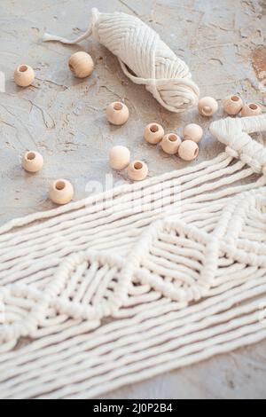 Wandpaneel im Boho-Stil mit Macrame-Technik Stockfoto